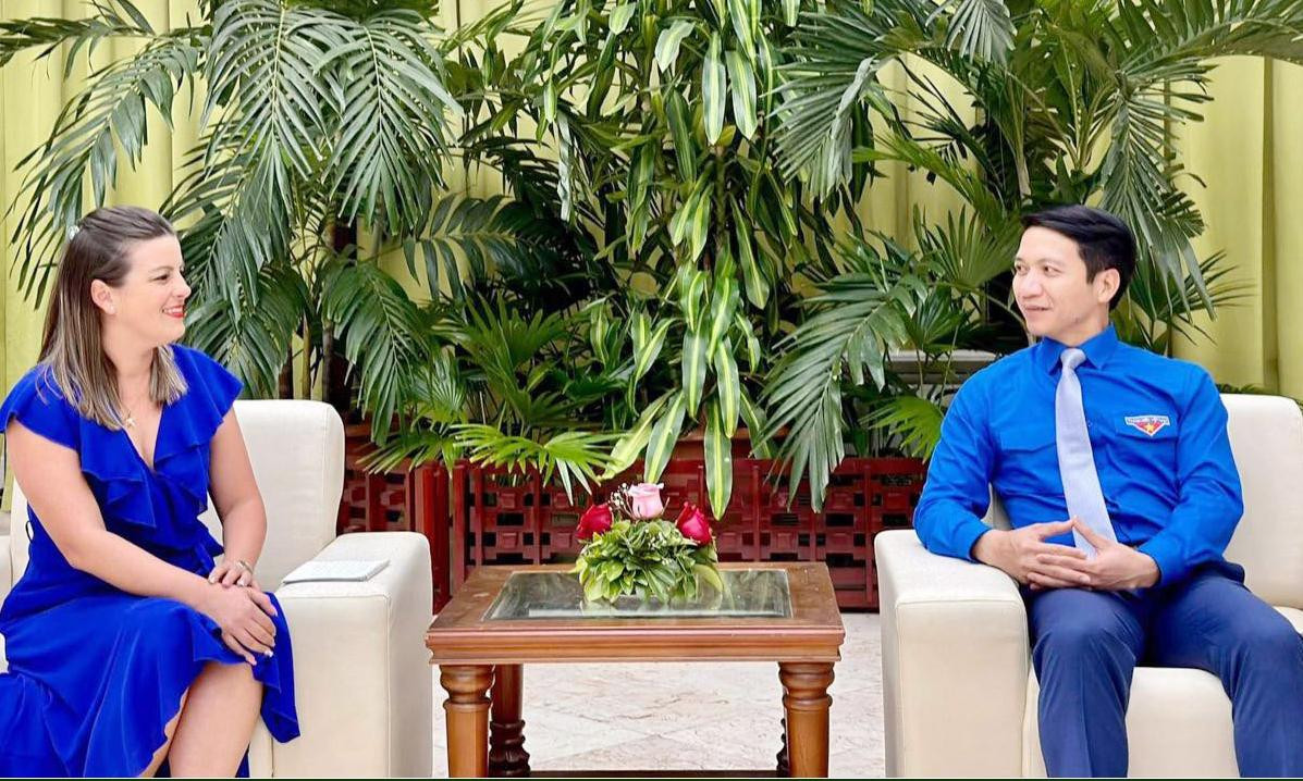 Anh Nguyễn Ngọc Lương và chị Aylin Álvarez Garcia trao đổi tại chương trình. Ảnh: Thanh Hân