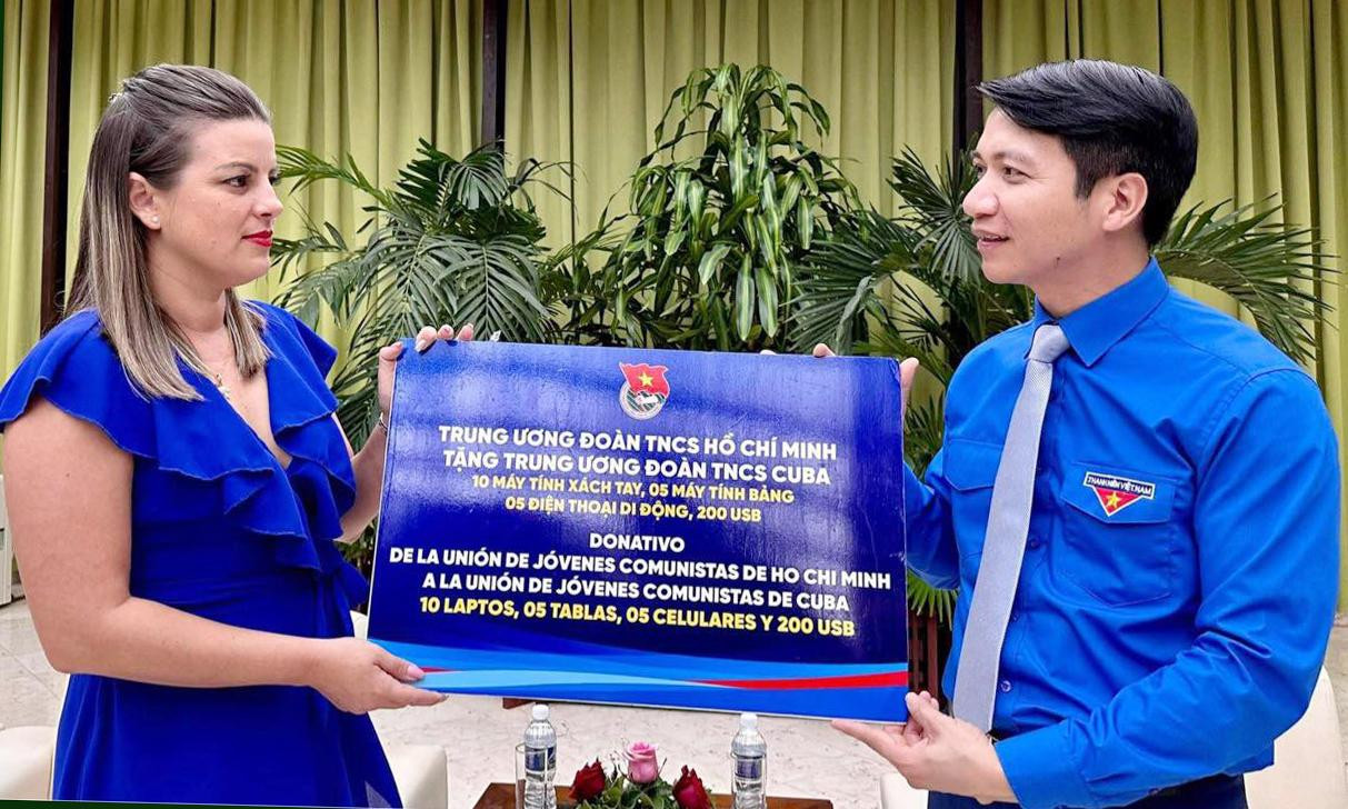 Anh Nguyễn Ngọc Lương đại diện Trung ương Đoàn TNCS Hồ Chí Minh trao quà tặng Trung ương Đoàn TNCS Cuba. Ảnh: Thanh Hân