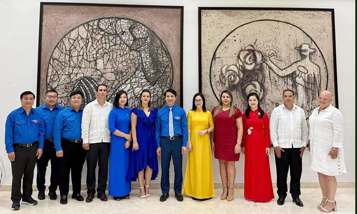 Các đại biểu dự hội đàm chụp ảnh lưu niệm. Ảnh: Đỗ Văn