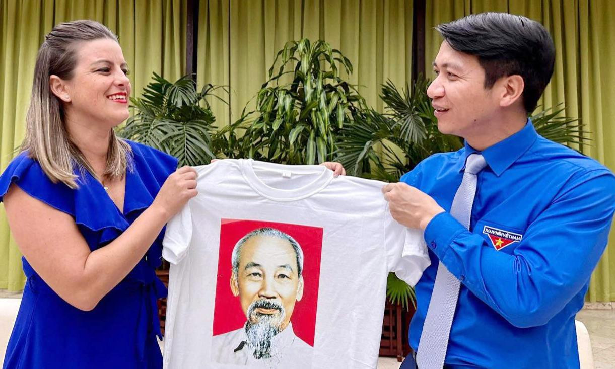 Nhiều món quà ý nghĩa đã được lãnh đạo Trung ương Đoàn hai nước trao tặng. Ảnh: Thanh Hân