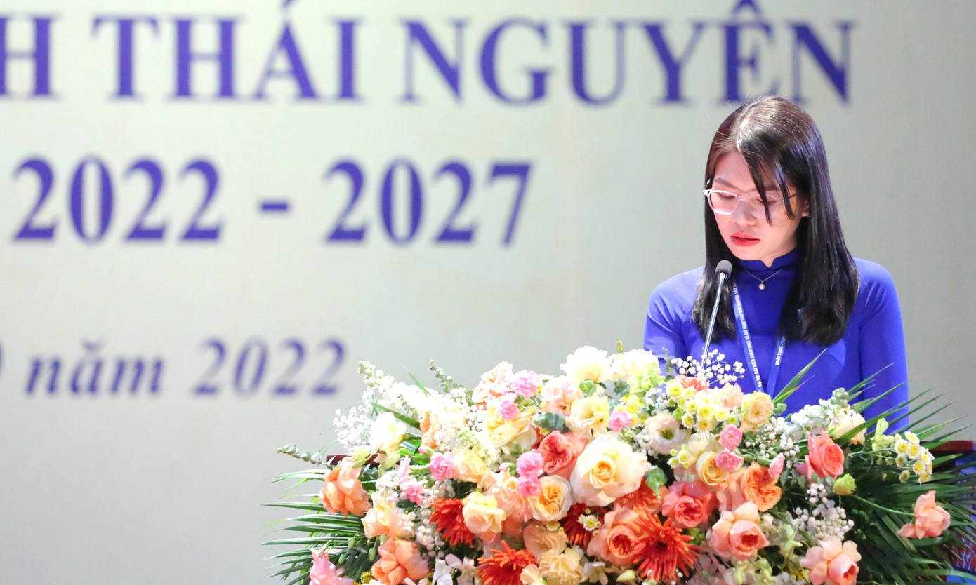 Chị Phạm Thị Thu Hiền - Phó Bí thư Tỉnh Đoàn Thái Nguyên khóa XIV trình bày tóm tắt báo cáo chính trị Đại hội. Ảnh: Trọng Tài