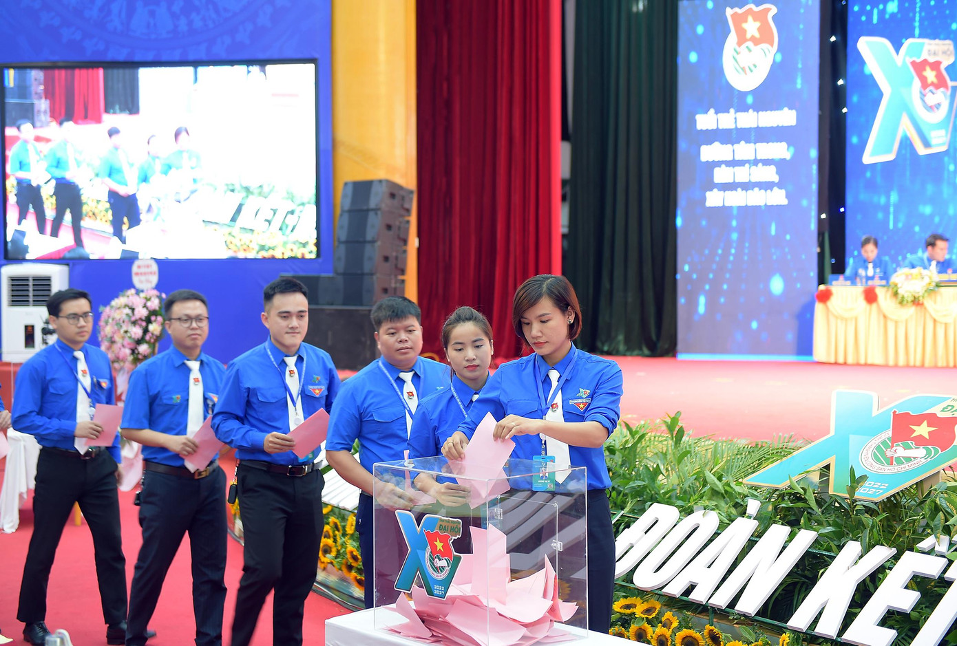 Các đại biểu bỏ phiếu bầu Ban Chấp hành Tỉnh Đoàn Thái Nguyên khóa XV nhiệm kỳ 2022 - 2027. Ảnh: Xuân Tùng Các đại biểu bỏ phiếu bầu Ban Chấp hành Tỉnh Đoàn Thái Nguyên khóa XV nhiệm kỳ 2022 - 2027. Ảnh: Xuân Tùng