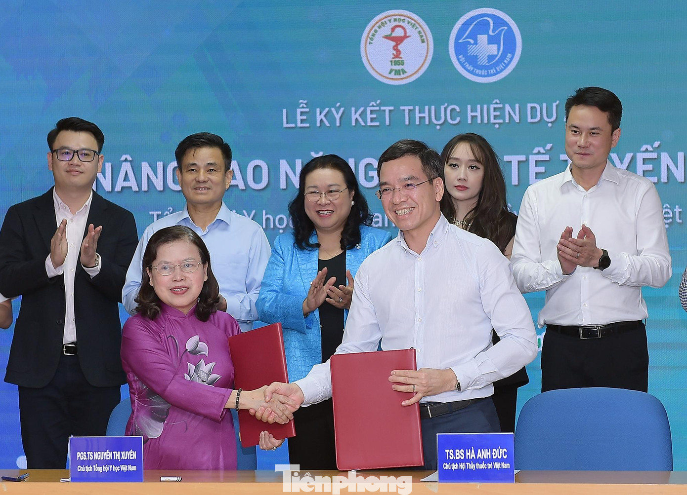 TS. Hà Anh Đức và PGS.TS. Nguyễn Thị Xuyên ký kết chương trình phối hợp “Nâng cao năng lực y tế cơ sở” giữa hai Hội. Ảnh: Xuân Tùng TS. Hà Anh Đức và PGS.TS. Nguyễn Thị Xuyên ký kết chương trình phối hợp “Nâng cao năng lực y tế cơ sở” giữa hai Hội. Ảnh: Xuân Tùng