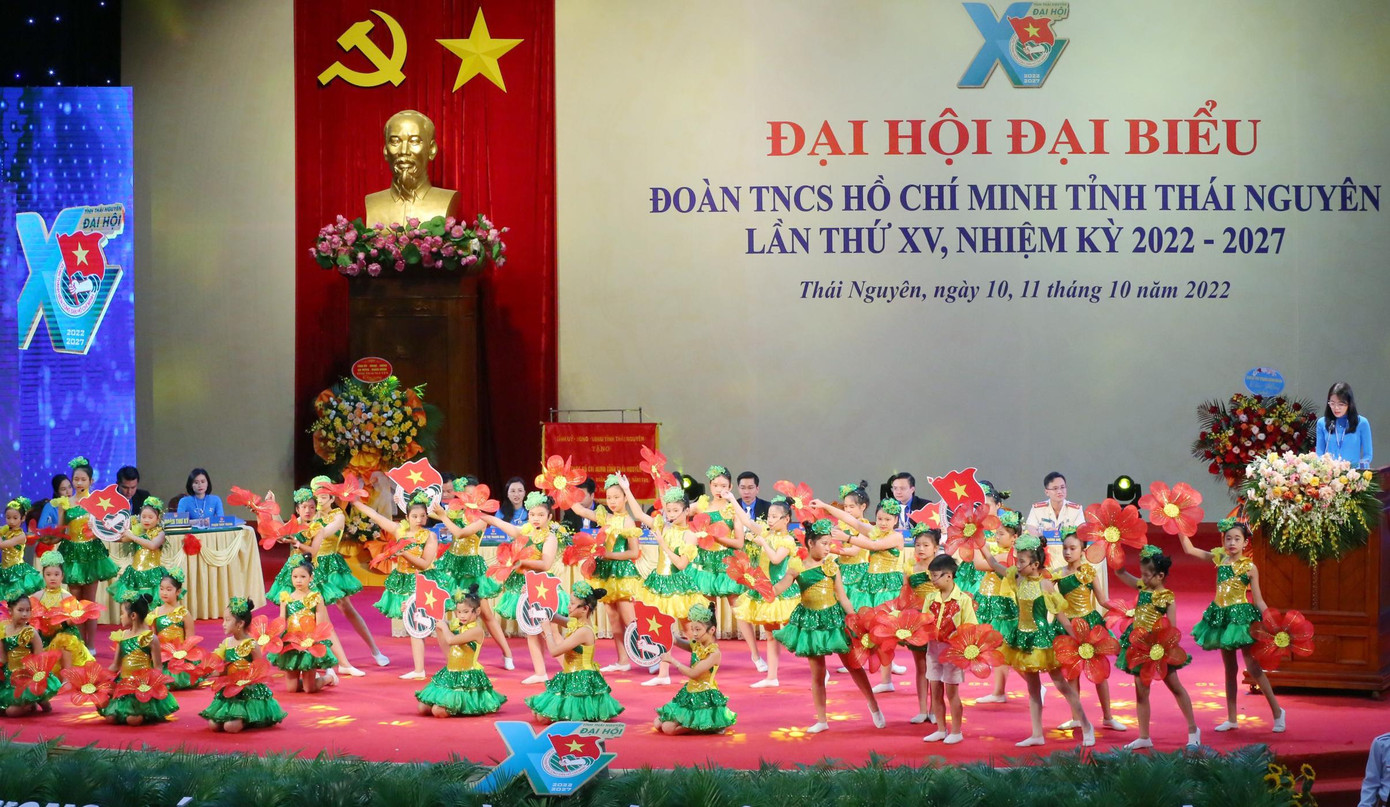 Đoàn đại biểu thiếu nhi tỉnh Thái Nguyên đã chúc mừng Đại hội đại biểu Đoàn TNCS Hồ Chí Minh tỉnh Thái Nguyên lần thứ XV nhiệm kỳ 2022 - 2027. Ảnh: Trọng Tài