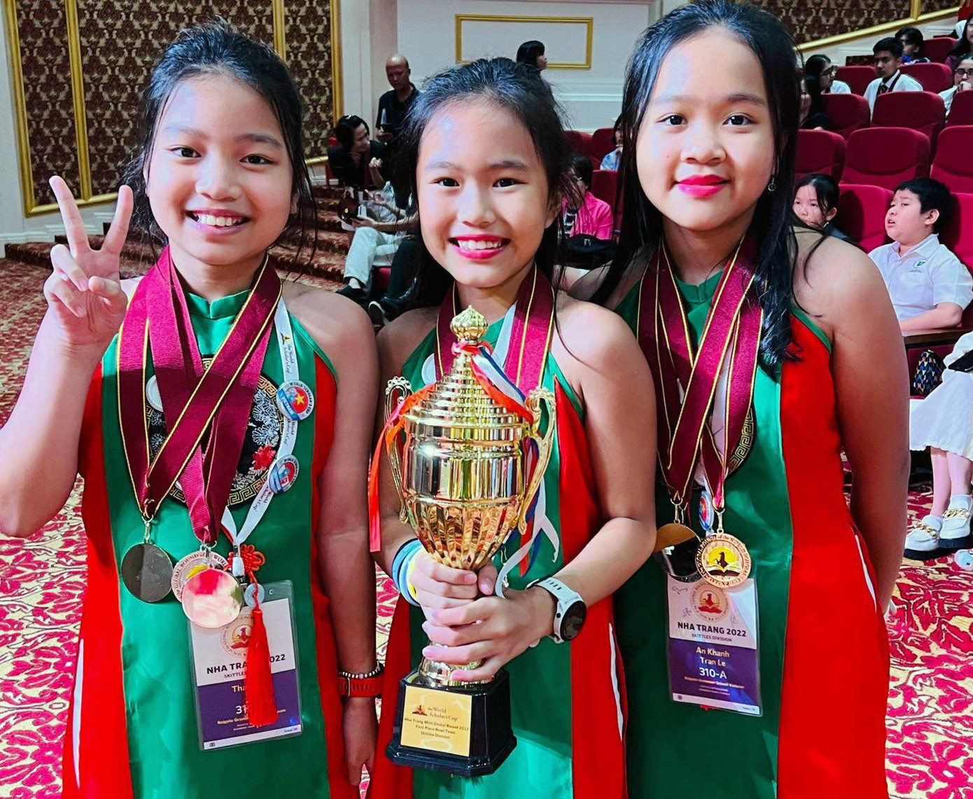 Thảo My, Linh Chi và An Khanh (từ trái qua phải) vượt qua hàng trăm ứng viên, giành cúp vàng để bước tiếp vào vòng chung kết cuộc thi. Ảnh: NVCC Thảo My, Linh Chi và An Khanh (từ trái qua phải) vượt qua hàng trăm ứng viên, giành cúp vàng để bước tiếp vào vòng chung kết cuộc thi. Ảnh: NVCC
