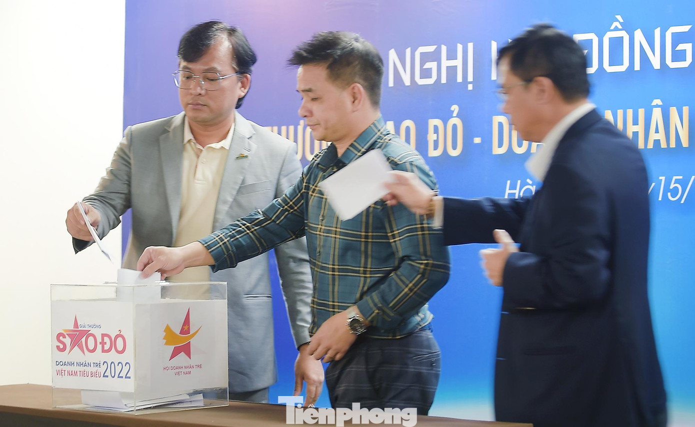 Các đại biểu đã trao đổi, thảo luận và bỏ phiếu kín bình chọn ứng viên trao giải. Ảnh: Xuân Tùng