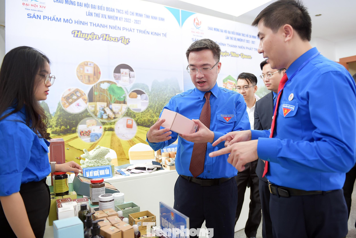 Bí thư Trung ương Đoàn Nguyễn Tường Lâm và Bí thư Tỉnh Đoàn Ninh Bình Trịnh Như Lâm tham quan sản phẩm của các mô hình khởi nghiệp, phát triển kinh tế của thanh niên Ninh Bình. Ảnh: Xuân Tùng