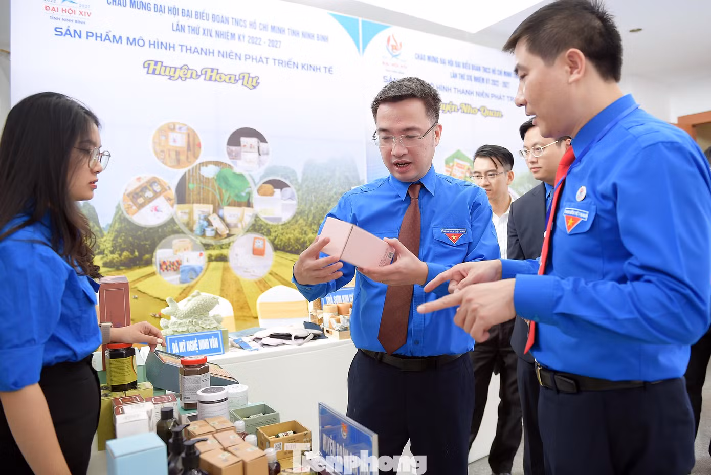 Bí thư Trung ương Đoàn Nguyễn Tường Lâm và Bí thư Tỉnh Đoàn Ninh Bình Trịnh Như Lâm tham quan sản phẩm của các mô hình khởi nghiệp, phát triển kinh tế của thanh niên Ninh Bình. Ảnh: Xuân Tùng