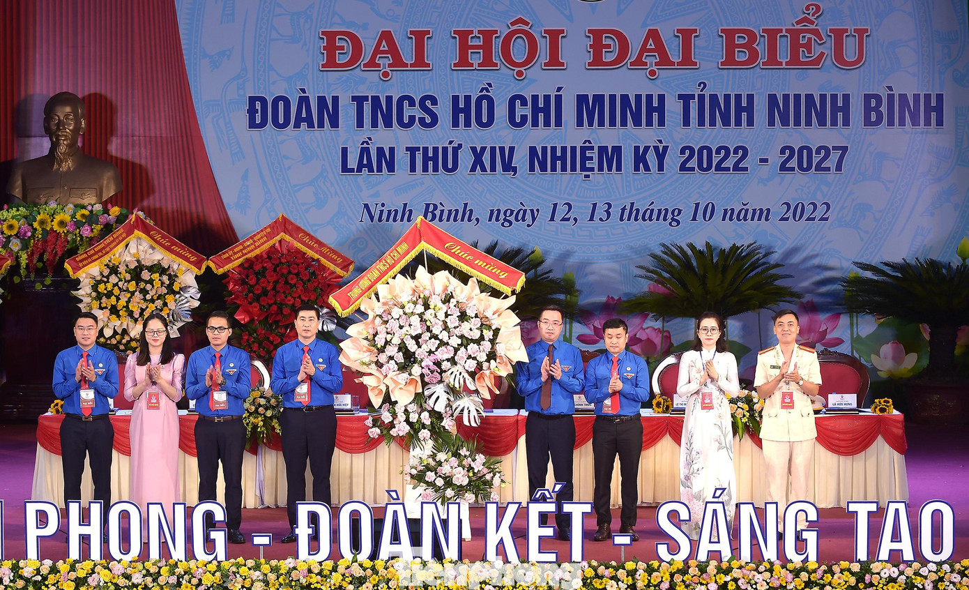 Bí thư Trung ương Đoàn Nguyễn Tường Lâm tặng hoa chúc mừng Đại hội.
