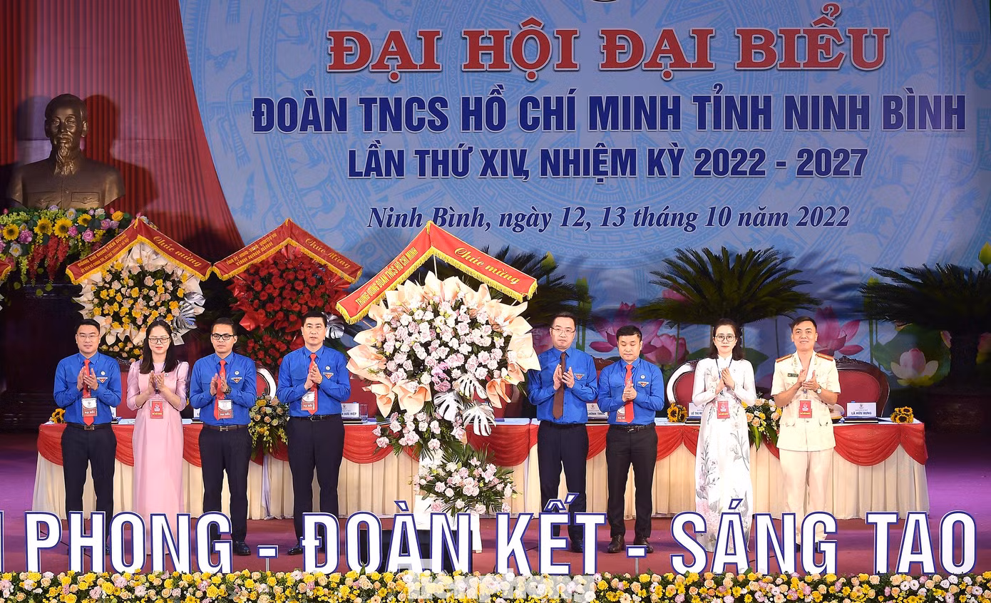 Bí thư Trung ương Đoàn Nguyễn Tường Lâm tặng hoa chúc mừng Đại hội. Ảnh: Xuân Tùng