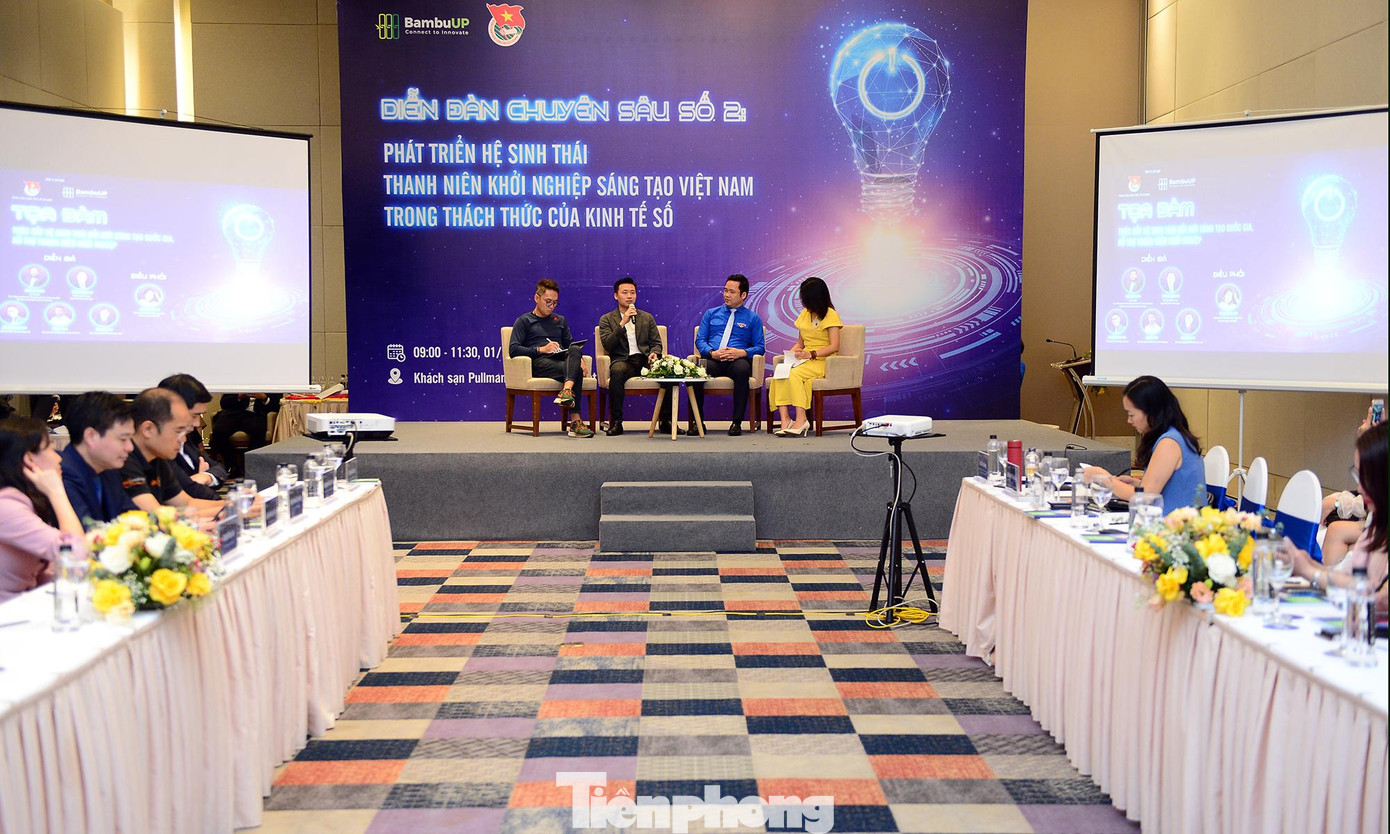 Các đại biểu tọa đàm về tìm giải pháp đột phá cho thanh niên khởi nghiệp tại Việt Nam. Ảnh: Xuân Tùng