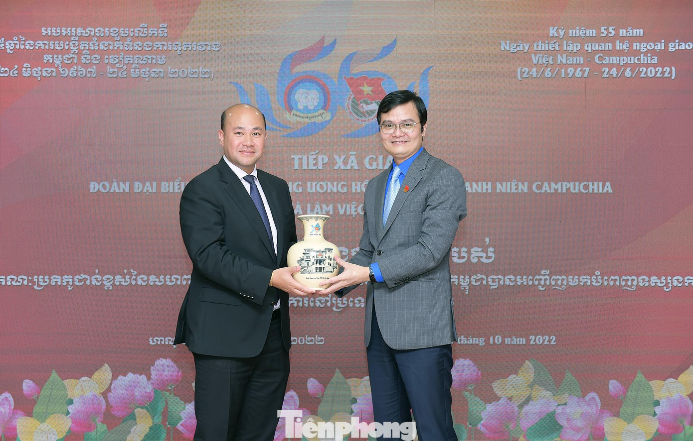 Anh Bùi Quang Huy tặng quà lưu niệm tới anh Hun Many. Ảnh: Xuân Tùng