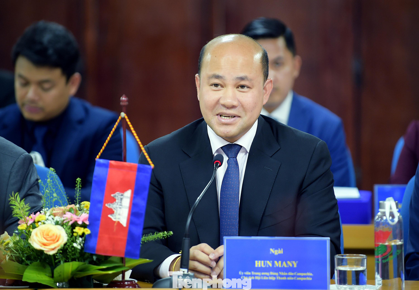 Anh Hun Many trao đổi tại buổi tiếp. Ảnh: Xuân Tùng