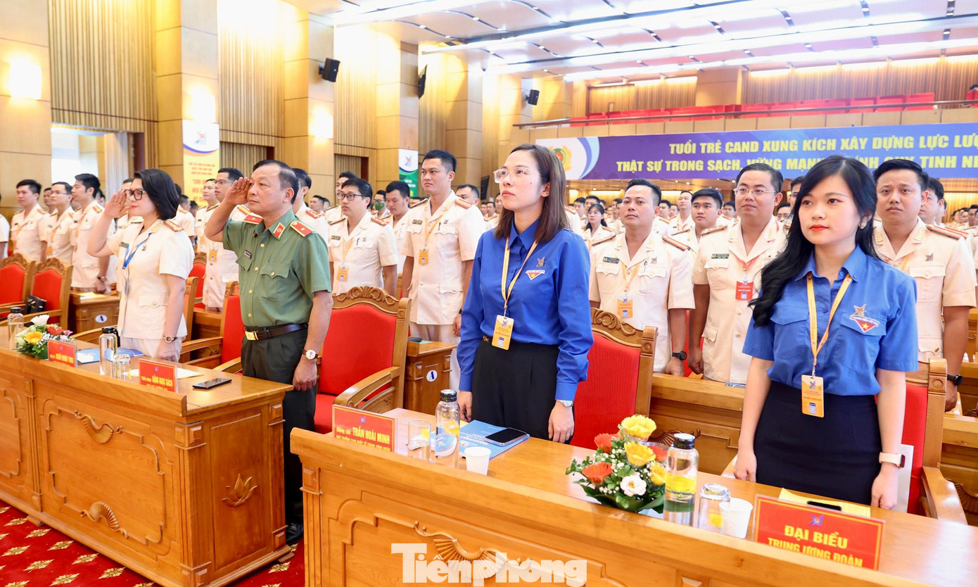 Các đại biểu thực hiện nghi lễ chào cờ tại Đại hội (Ảnh: Như Ý)