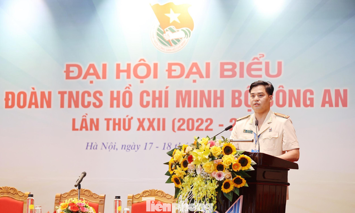 Trung tá Đồng Đức Vũ - Bí thư Đoàn Thanh niên Bộ Công an khóa XXI phát biểu khai mạc. (Ảnh: Như Ý)