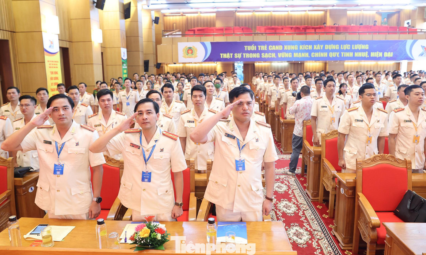 Các đại biểu thực hiện nghi lễ chào cờ tại Đại hội (Ảnh: Như Ý)