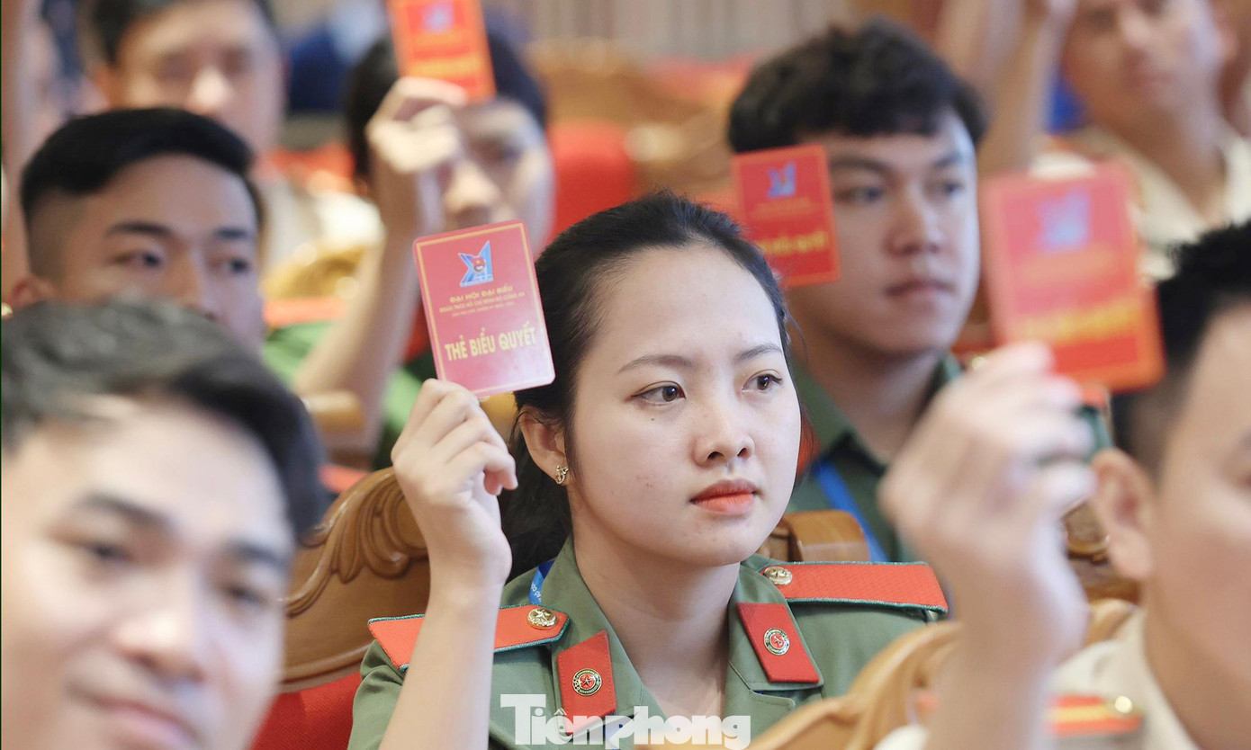 Các đại biểu biểu quyết các nội dung trong phiên thứ nhất Đại hội (Ảnh: Như Ý)