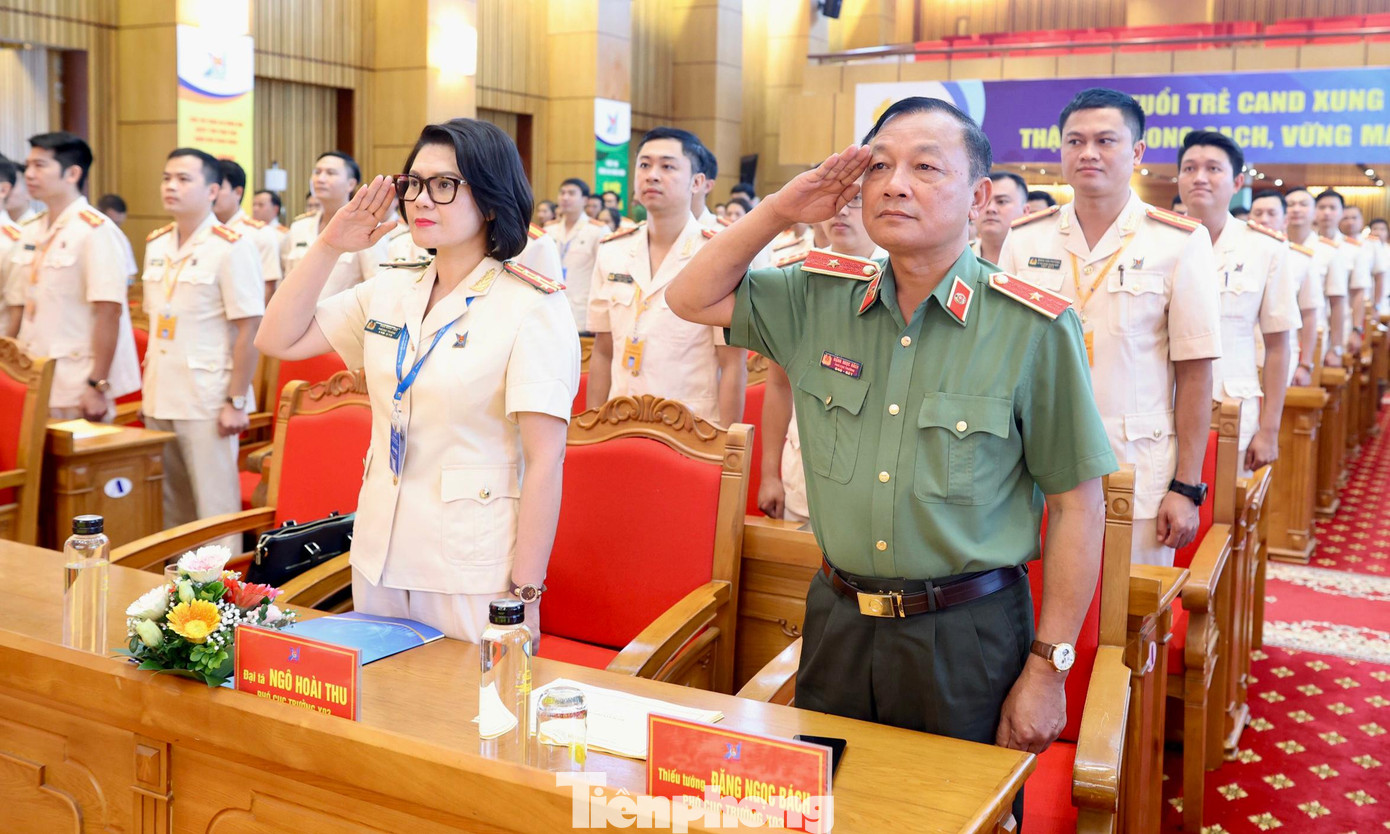 Các đại biểu thực hiện nghi lễ chào cờ tại Đại hội (Ảnh: Như Ý)