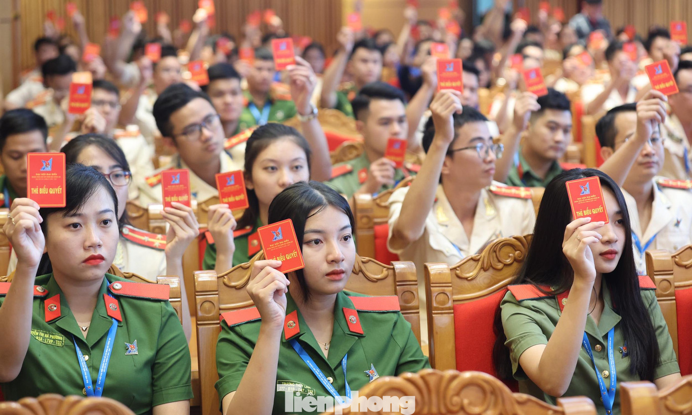 Các đại biểu biểu quyết các nội dung trong phiên thứ nhất Đại hội (Ảnh: Như Ý)