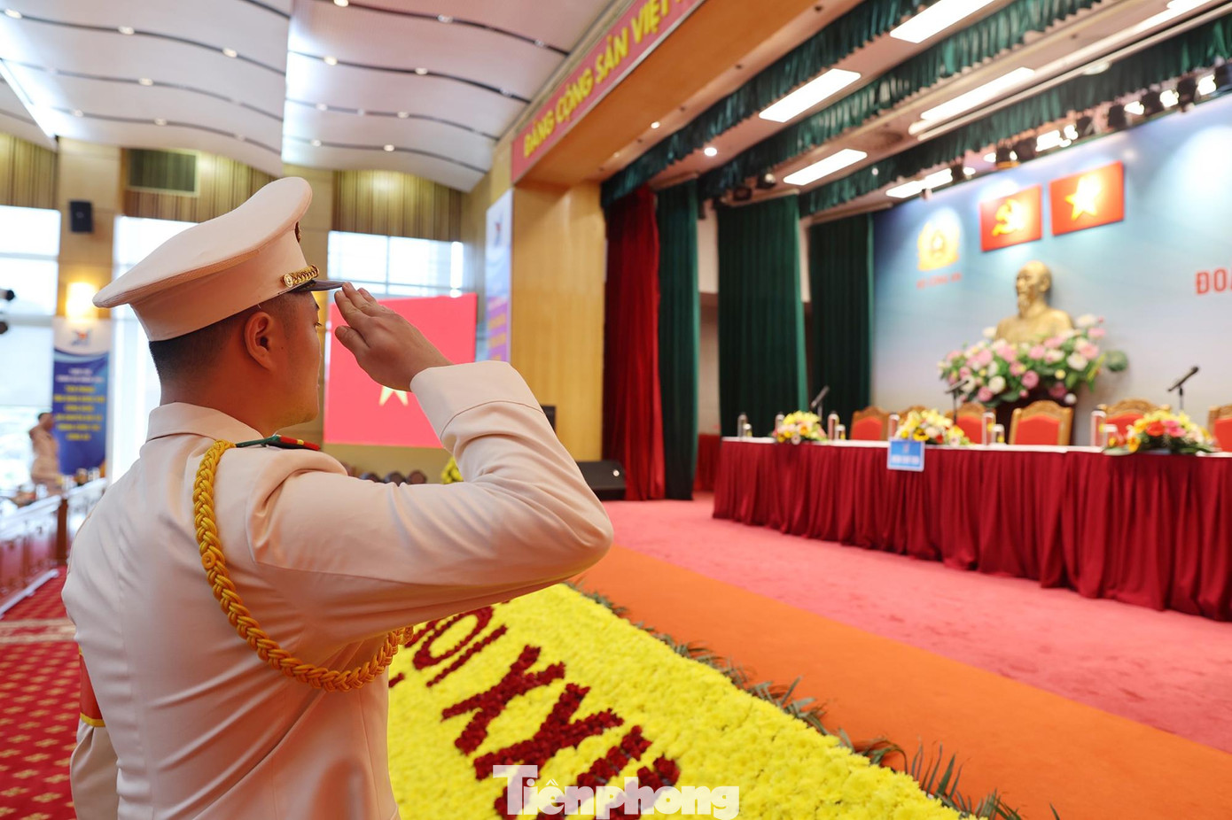 Các đại biểu thực hiện nghi lễ chào cờ tại Đại hội (Ảnh: Như Ý)