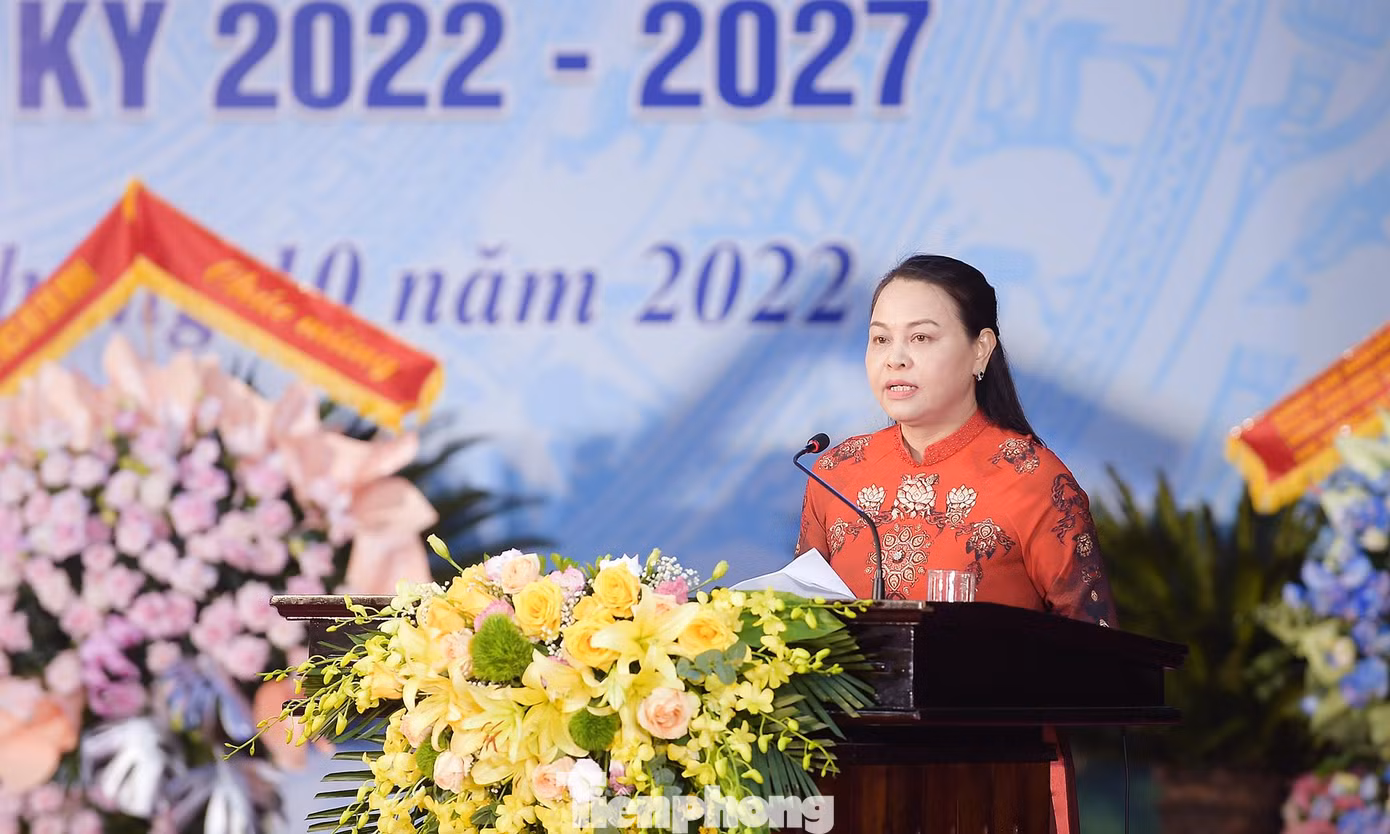 Bí thư Tỉnh ủy Ninh Bình Nguyễn Thị Thu Hà phát biểu chỉ đạo tại Đại hội, đề nghị các cấp bộ Đoàn đa dạng hóa các hình thức giáo dục, khơi dậy trong thanh niên lòng yêu nước, lòng tự hào, tự tôn dân tộc; thường xuyên trau dồi đạo đức cách mạng, khiêm tốn, giản dị, cầu tiến bộ; xây dựng hình ảnh đẹp về thanh niên vùng đất Cố đô giàu truyền thống, biết sống có văn hóa, có trách nhiệm, biết bảo vệ cái đúng, cái tiến bộ, biết đấu tranh với cái xấu, cái lạc hậu. Bí thư Tỉnh ủy Ninh Bình Nguyễn Thị Thu Hà phát biểu chỉ đạo tại Đại hội, đề nghị các cấp bộ Đoàn đa dạng hóa các hình thức giáo dục, khơi dậy trong thanh niên lòng yêu nước, lòng tự hào, tự tôn dân tộc; thường xuyên trau dồi đạo đức cách mạng, khiêm tốn, giản dị, cầu tiến bộ; xây dựng hình ảnh đẹp về thanh niên vùng đất Cố đô giàu truyền thống, biết sống có văn hóa, có trách nhiệm, biết bảo vệ cái đúng, cái tiến bộ, biết đấu tranh với cái xấu, cái lạc hậu.