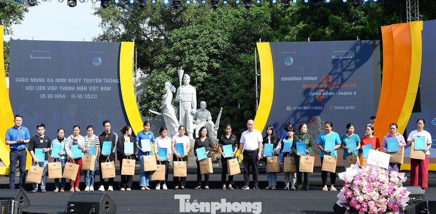 Ban tổ chức trao 20 suất quà tặng 20 hộ gia đình có hoàn cảnh khó khăn. Ảnh: Xuân Tùng