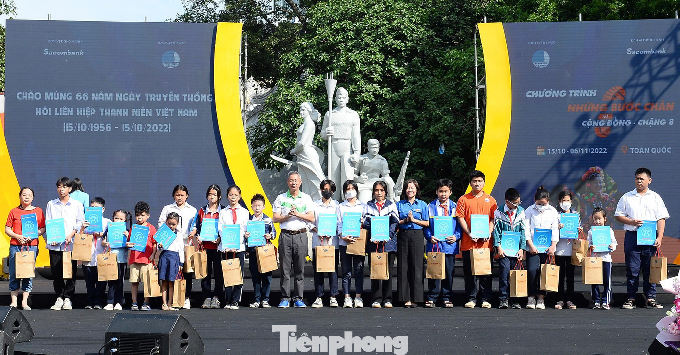 Ban tổ chức trao 20 suất quà tặng 20 học sinh có hoàn cảnh khó khăn vươn lên trong học tập. Ảnh: Xuân Tùng