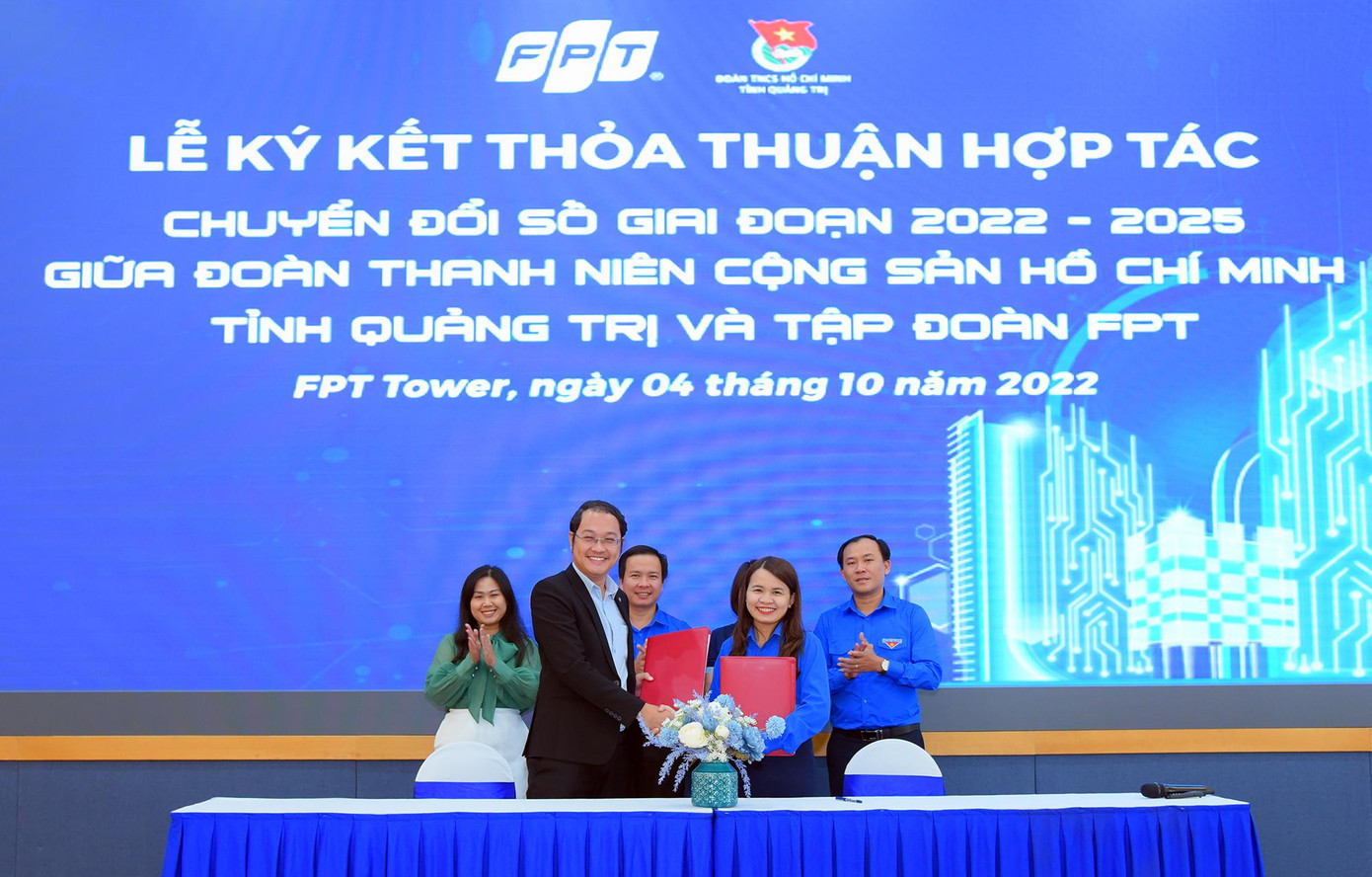 Chị Trần Thị Thu và ông Chu Quang Huy - Giám đốc nhân sự FPT ký kết chương trình hợp tác. Chị Trần Thị Thu và ông Chu Quang Huy - Giám đốc nhân sự FPT ký kết chương trình hợp tác.