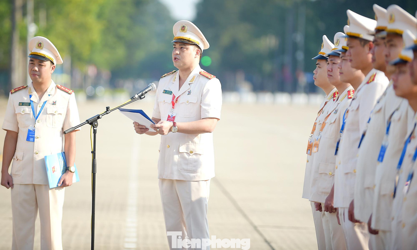 Trung tá Đồng Đức Vũ - Bí thư Đoàn Thanh niên Bộ Công an đã báo công dâng Bác: Trong 5 năm qua, toàn thể đoàn viên thanh niên lực lượng Công an nhân dân đã biểu thị quyết tâm thực hiện chương trình hành động với 3 phong trào cách mạng “Thanh niên Công an xung kích, lập công vì an ninh Tổ quốc”, “Tuổi trẻ sáng tạo” và “Thanh niên Công an tình nguyện”.