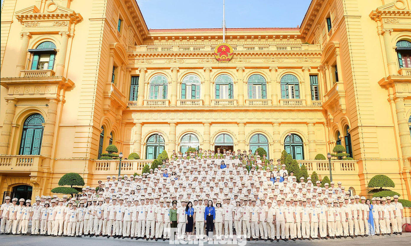 Các đại biểu thăm và chụp ảnh lưu niệm tại Phủ Chủ tịch.