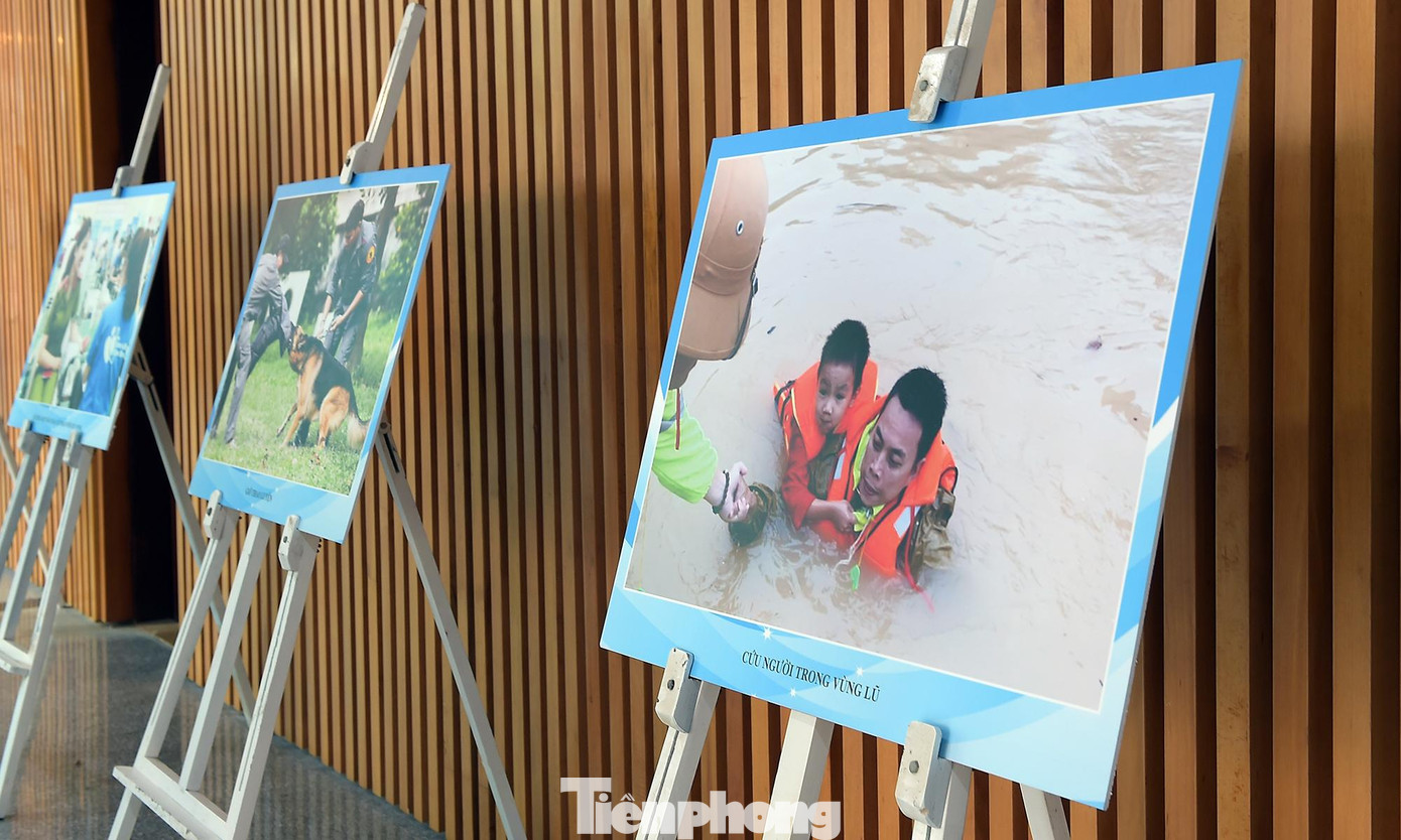 Một số hình ảnh trong triển lãm ảnh trưng bày tại Đại hội