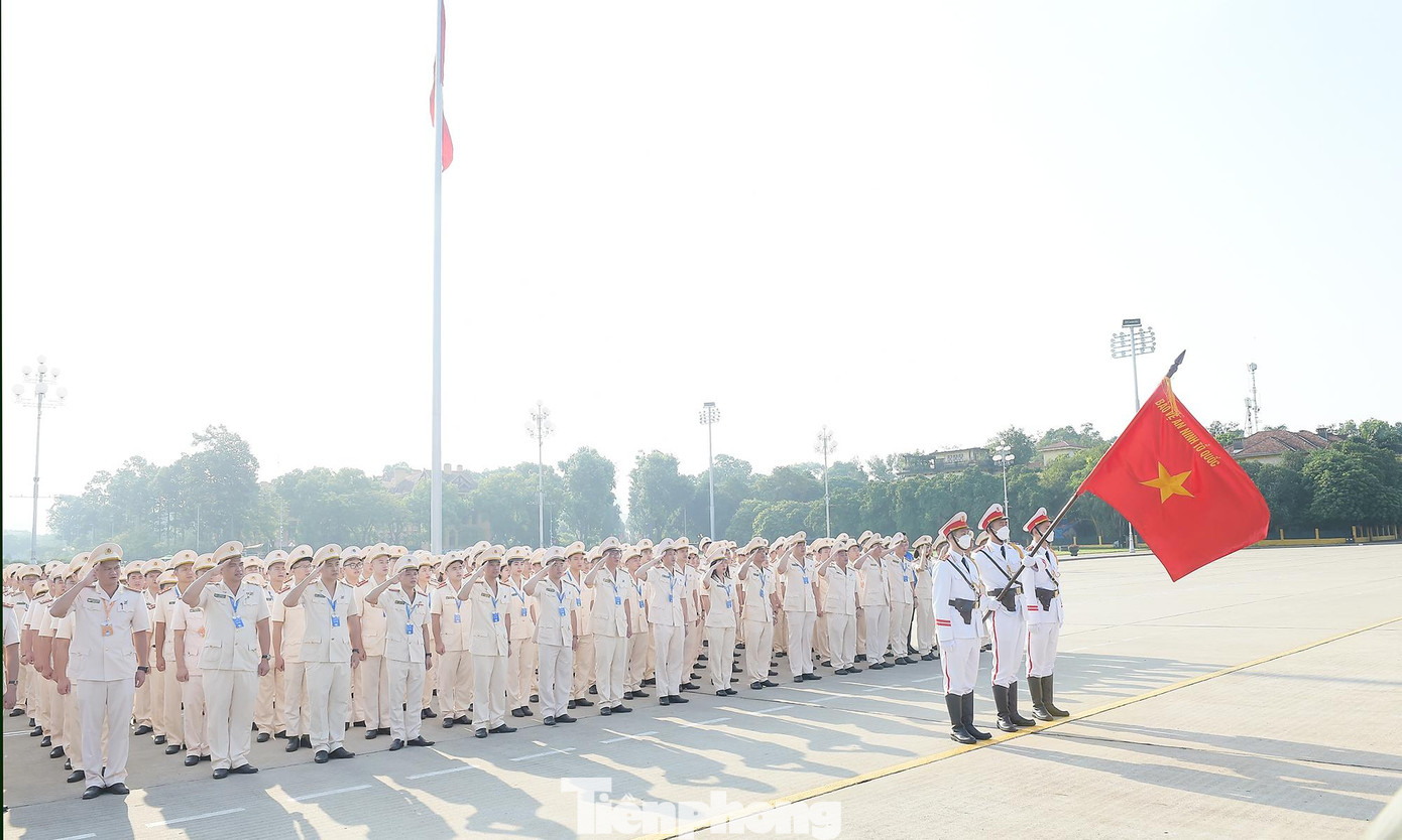 Tại lễ báo công, các đại biểu trang nghiêm thực hiện lễ chào cờ; lắng nghe lại Bác Hồ căn dặn thanh niên Việt Nam.