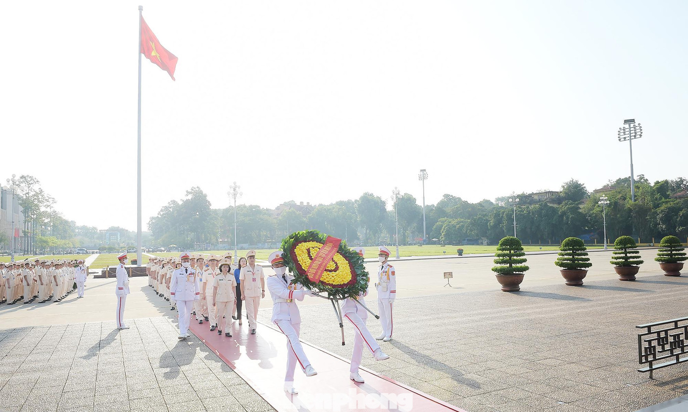 Đoàn đại biểu Công an nhân dân dâng hoa và vào Lăng viếng Chủ tịch Hồ Chí Minh.