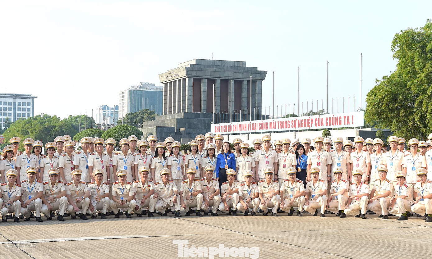 Các đại biểu chụp ảnh lưu niệm tại Quảng trường Ba Đình