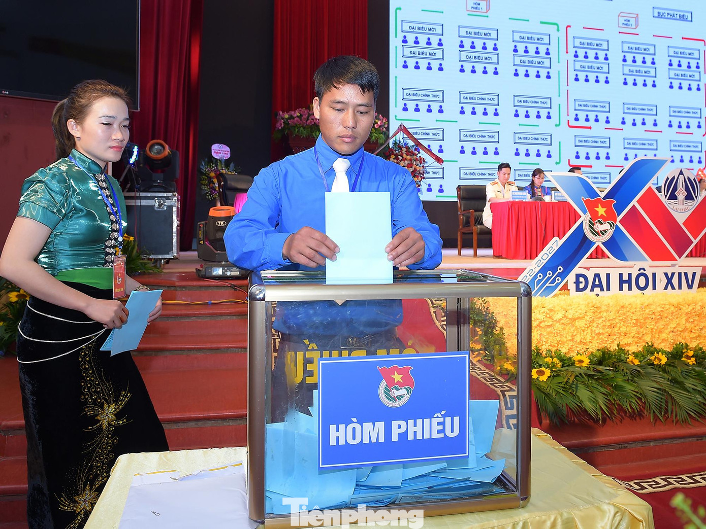 Các đại biểu bỏ phiếu bầu Ban Chấp hành Tỉnh Đoàn khóa XIV. Ảnh: Xuân Tùng