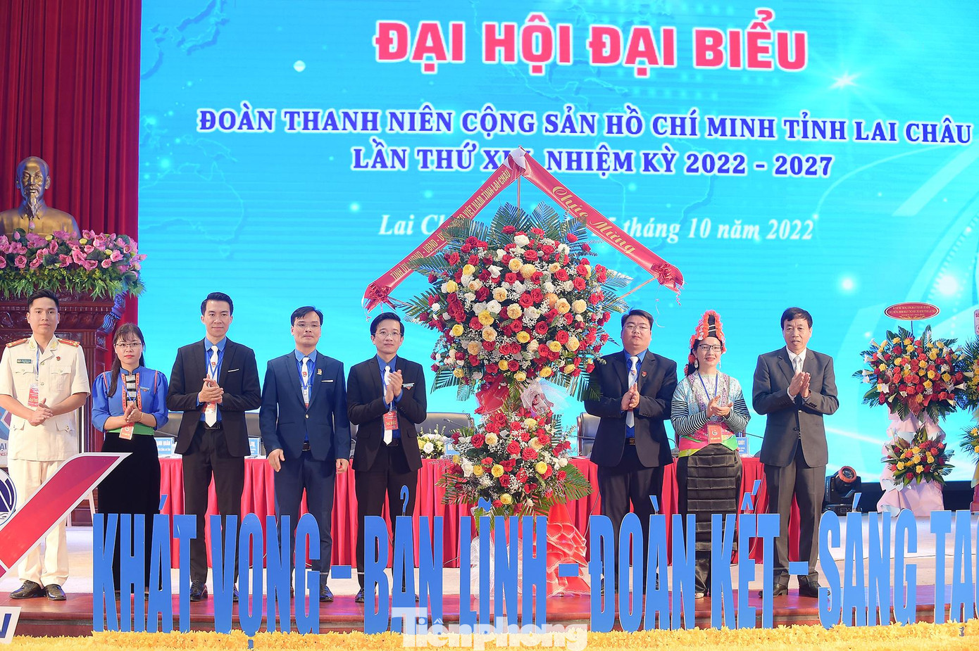 Ông Lê Văn Lương - Phó Bí thư Thường trực Tỉnh ủy Lai Châu tặng hoa chúc mừng Đại hội.