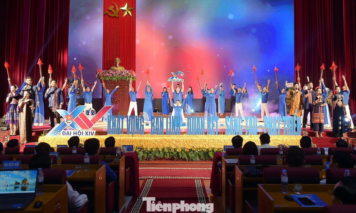 Chương trình văn nghệ chào mừng đã mang đến không khí sôi động cho phiên trọng thể Đại hội đại biểu Đoàn TNCS Hồ Chí Minh tỉnh Lai Châu lần thứ XIV nhiệm kỳ 2022 - 2027.