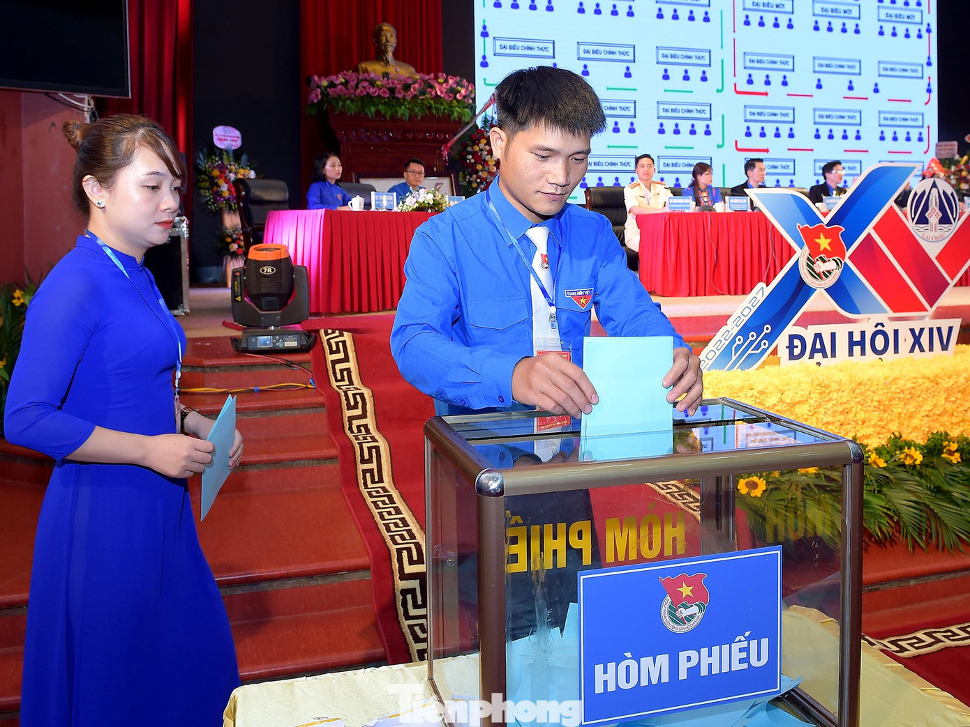 Các đại biểu bỏ phiếu bầu Ban Chấp hành Tỉnh Đoàn khóa XIV. Ảnh: Xuân Tùng