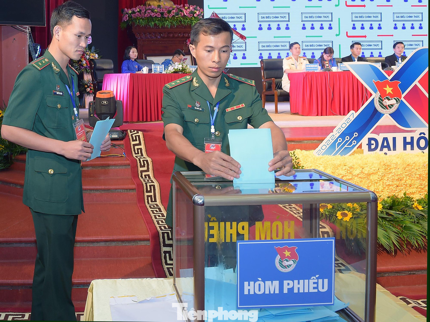 Các đại biểu bỏ phiếu bầu Ban Chấp hành Tỉnh Đoàn khóa XIV. Ảnh: Xuân Tùng