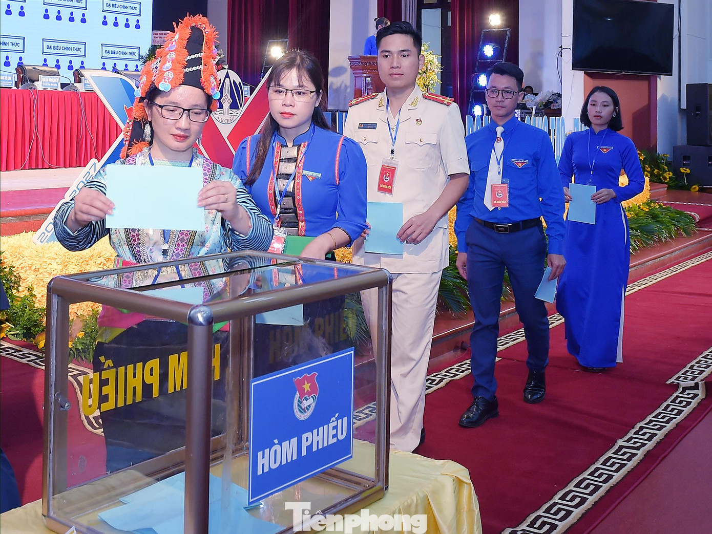 Các đại biểu Đoàn Chủ tịch tiến hành bỏ phiếu bầu Ban Chấp hành Tỉnh Đoàn khóa XIV. Ảnh: Xuân Tùng