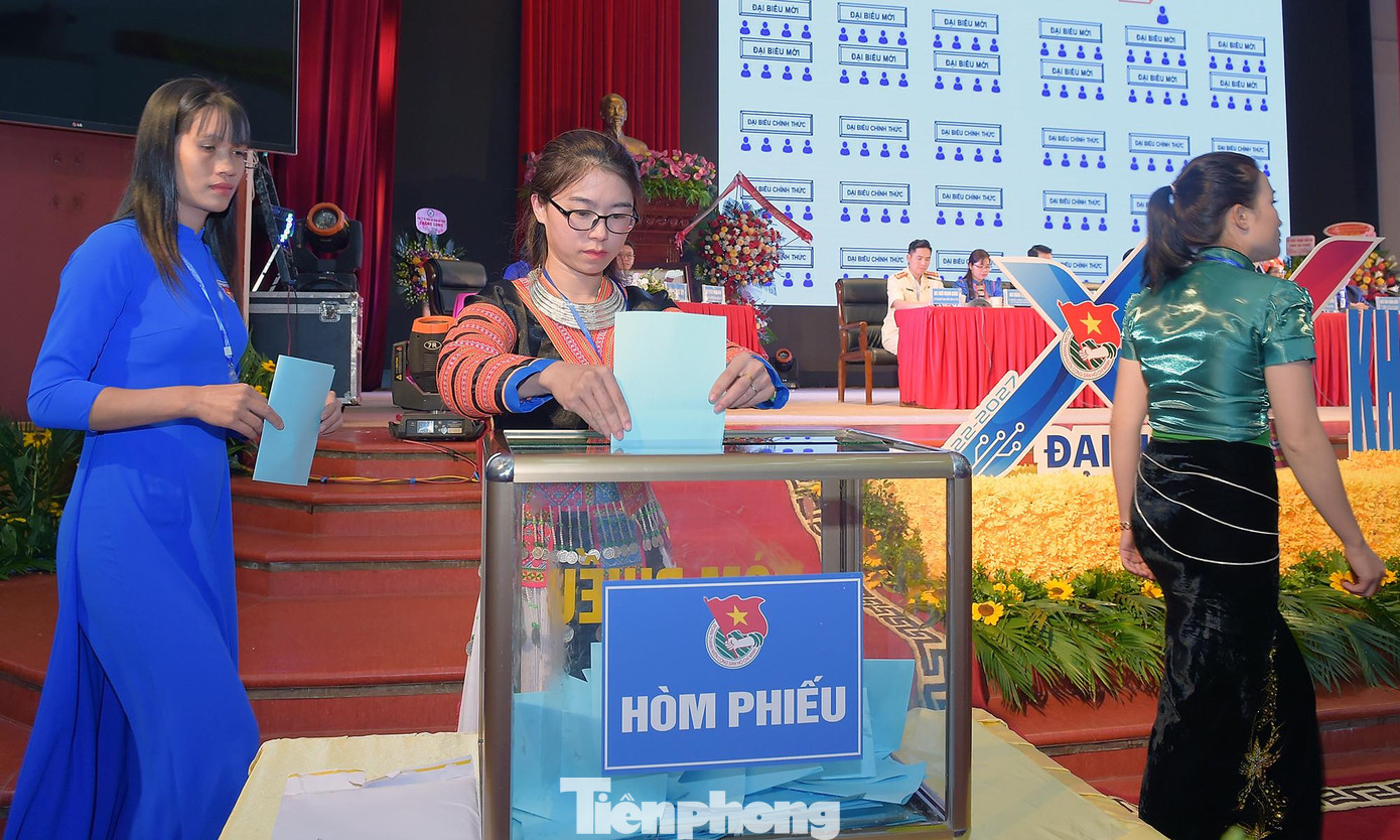 Các đại biểu đã tiến hành bỏ phiếu kín bầu 29 anh, chị tham gia Ban Chấp hành Tỉnh Đoàn Lai Châu khóa XIV.