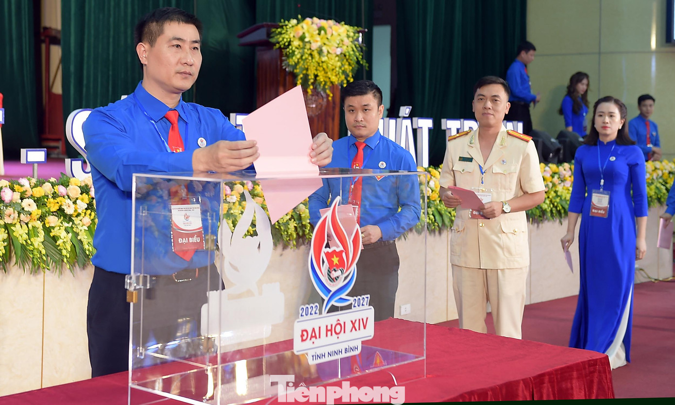 Các đại biểu bỏ phiếu bầu cử Ban Chấp hành Tỉnh Đoàn Ninh Bình khóa XIV. Ảnh: Xuân Tùng Các đại biểu bỏ phiếu bầu cử Ban Chấp hành Tỉnh Đoàn Ninh Bình khóa XIV. Ảnh: Xuân Tùng