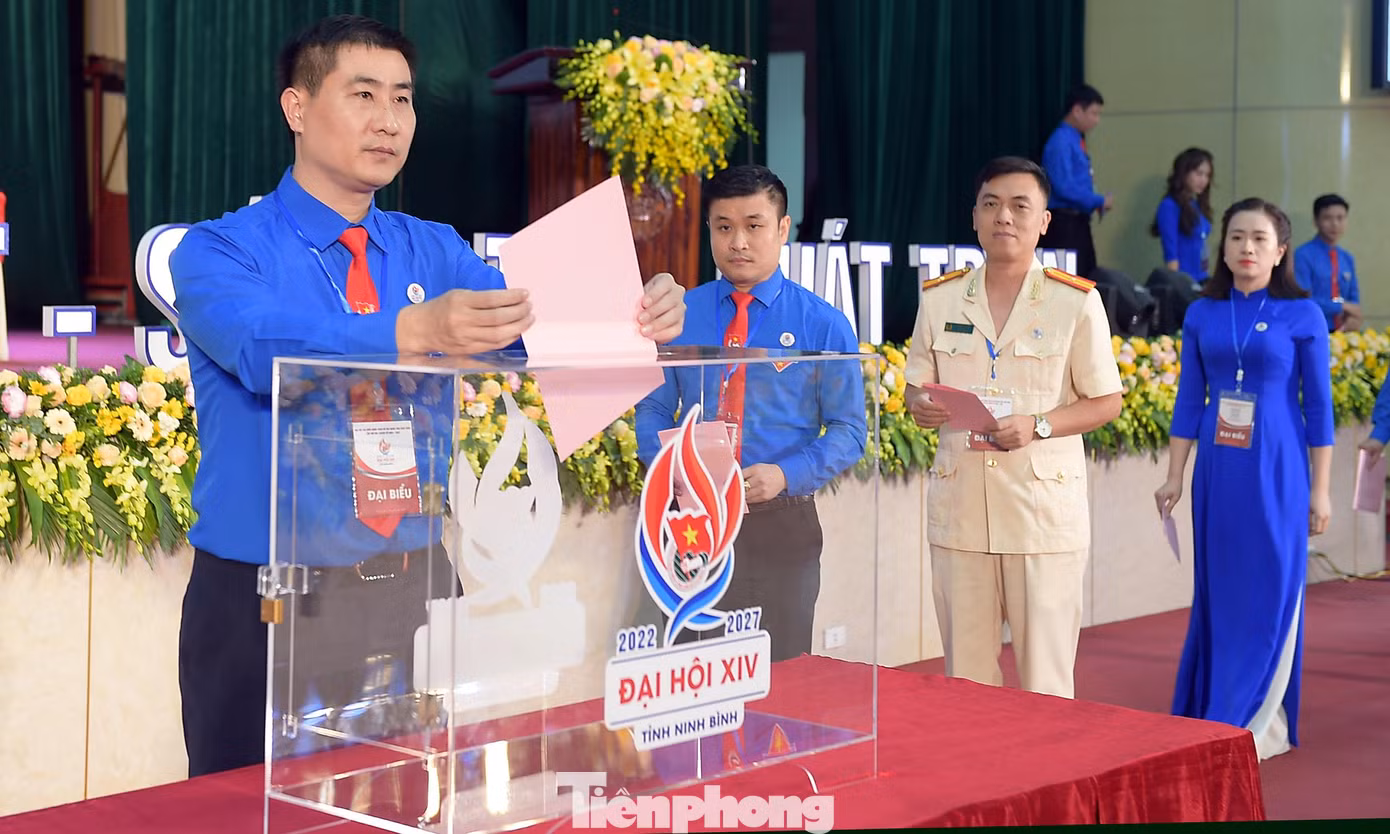 Các đại biểu bỏ phiếu bầu cử Ban Chấp hành Tỉnh Đoàn Ninh Bình khóa XIV. Ảnh: Xuân Tùng