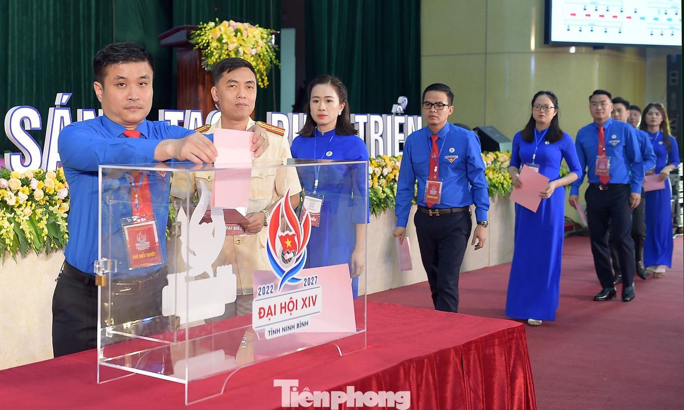Các đại biểu bỏ phiếu bầu cử Ban Chấp hành Tỉnh Đoàn Ninh Bình khóa XIV. Ảnh: Xuân Tùng Các đại biểu bỏ phiếu bầu cử Ban Chấp hành Tỉnh Đoàn Ninh Bình khóa XIV. Ảnh: Xuân Tùng