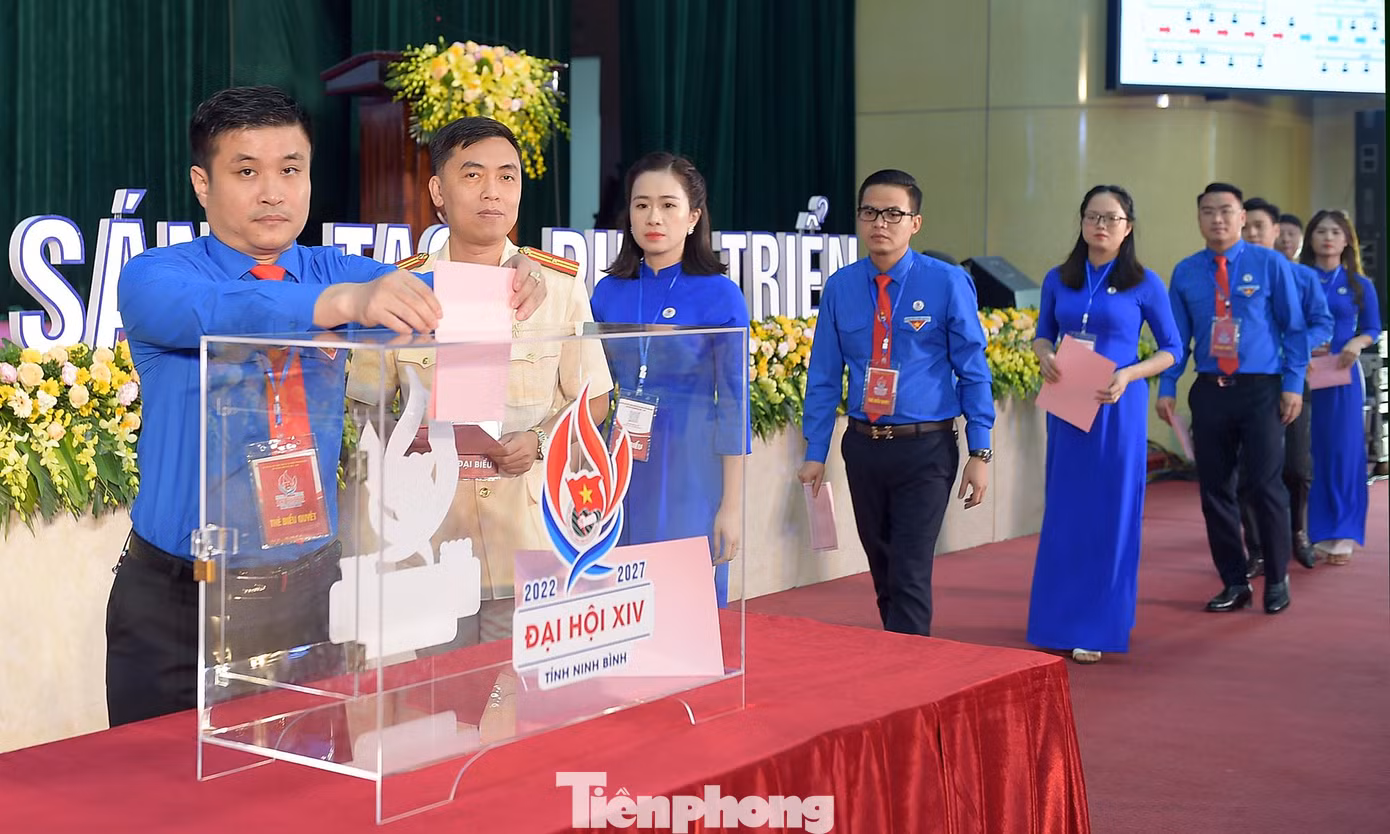 Các đại biểu bỏ phiếu bầu cử Ban Chấp hành Tỉnh Đoàn Ninh Bình khóa XIV. Ảnh: Xuân Tùng