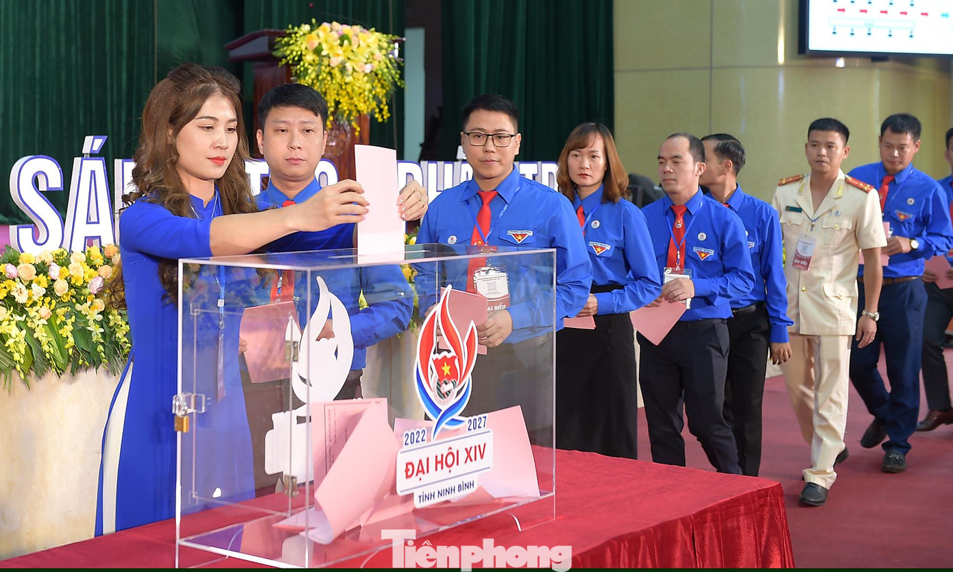 Các đại biểu bỏ phiếu bầu cử Ban Chấp hành Tỉnh Đoàn Ninh Bình khóa XIV. Ảnh: Xuân Tùng Các đại biểu bỏ phiếu bầu cử Ban Chấp hành Tỉnh Đoàn Ninh Bình khóa XIV. Ảnh: Xuân Tùng