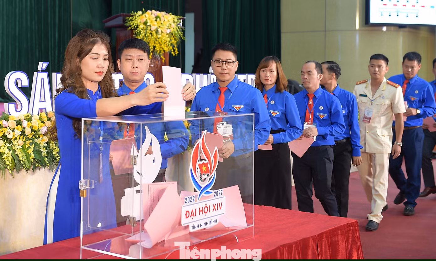 Các đại biểu bỏ phiếu bầu cử Ban Chấp hành Tỉnh Đoàn Ninh Bình khóa XIV. Ảnh: Xuân Tùng
