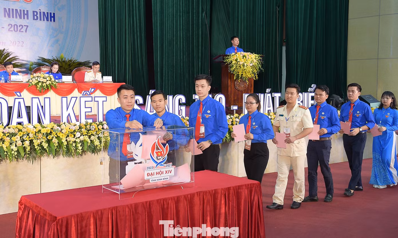 Các đại biểu bỏ phiếu bầu cử Ban Chấp hành Tỉnh Đoàn Ninh Bình khóa XIV. Ảnh: Xuân Tùng