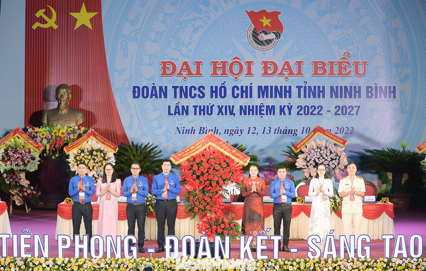 Bí thư Tỉnh ủy Ninh Bình Nguyễn Thị Thu Hà tặng hoa chúc mừng Đại hội.