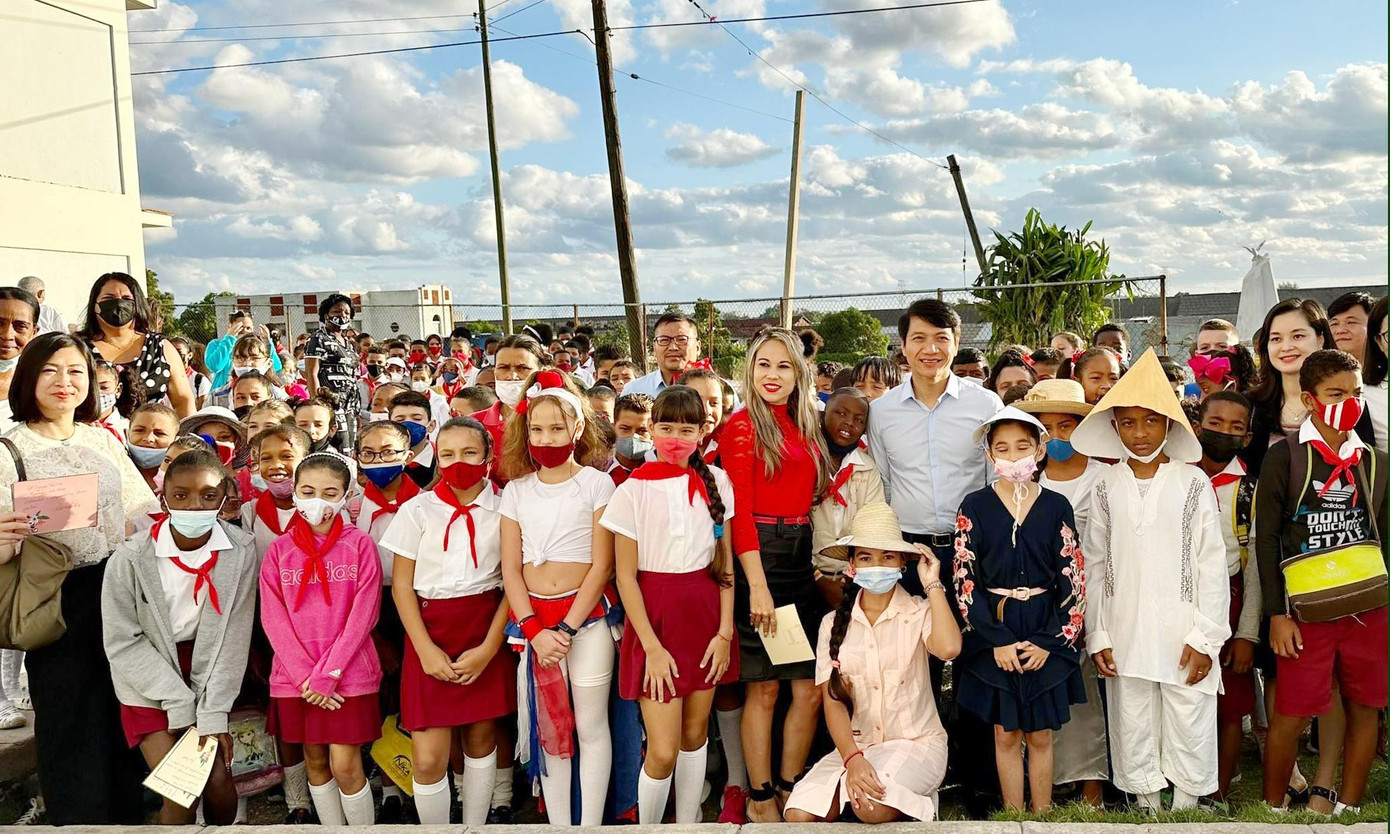 Đoàn đại biểu giao lưu và chụp ảnh lưu niệm cùng các học sinh trường Tiểu học Nguyễn Văn Trỗi. Ảnh: An Nhiên